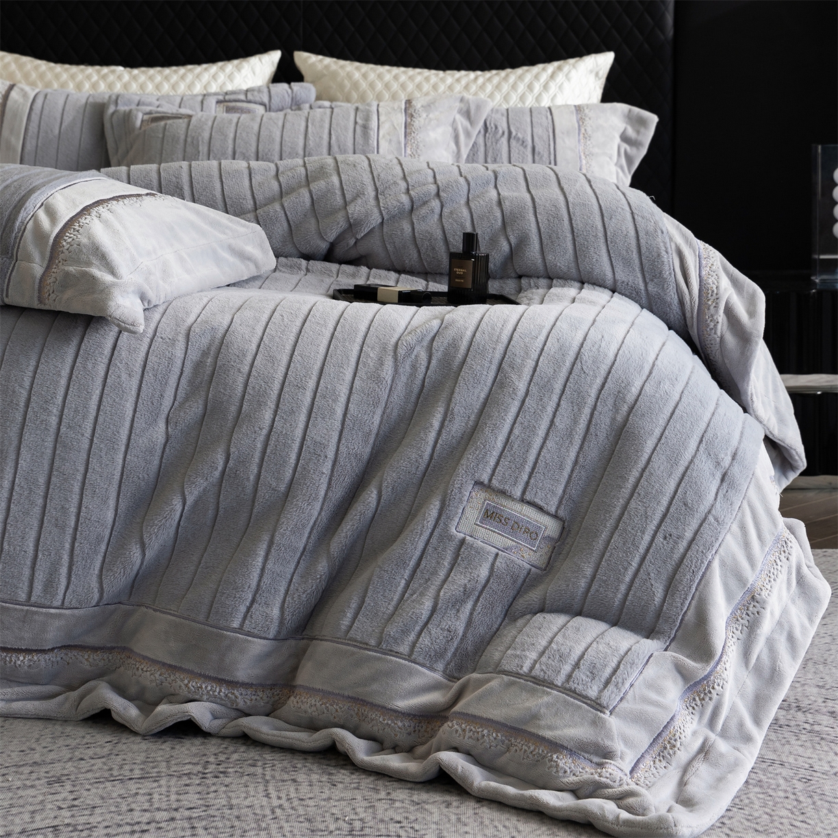 91家纺网 家纺一手货源 找家纺 鼎飞家纺 2025新款A类兔绒压花+全消光牛奶绒四件套--贝尔雅系列 贝尔雅-烟灰