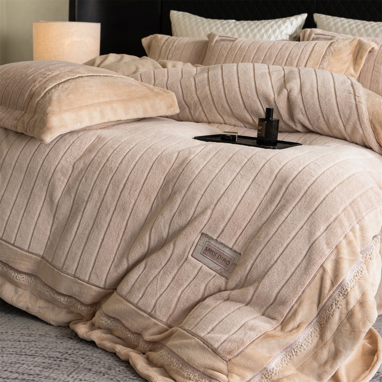 91家纺网 家纺一手货源 找家纺 鼎飞家纺 2025新款A类兔绒压花+全消光牛奶绒四件套--贝尔雅系列 贝尔雅-奶咖