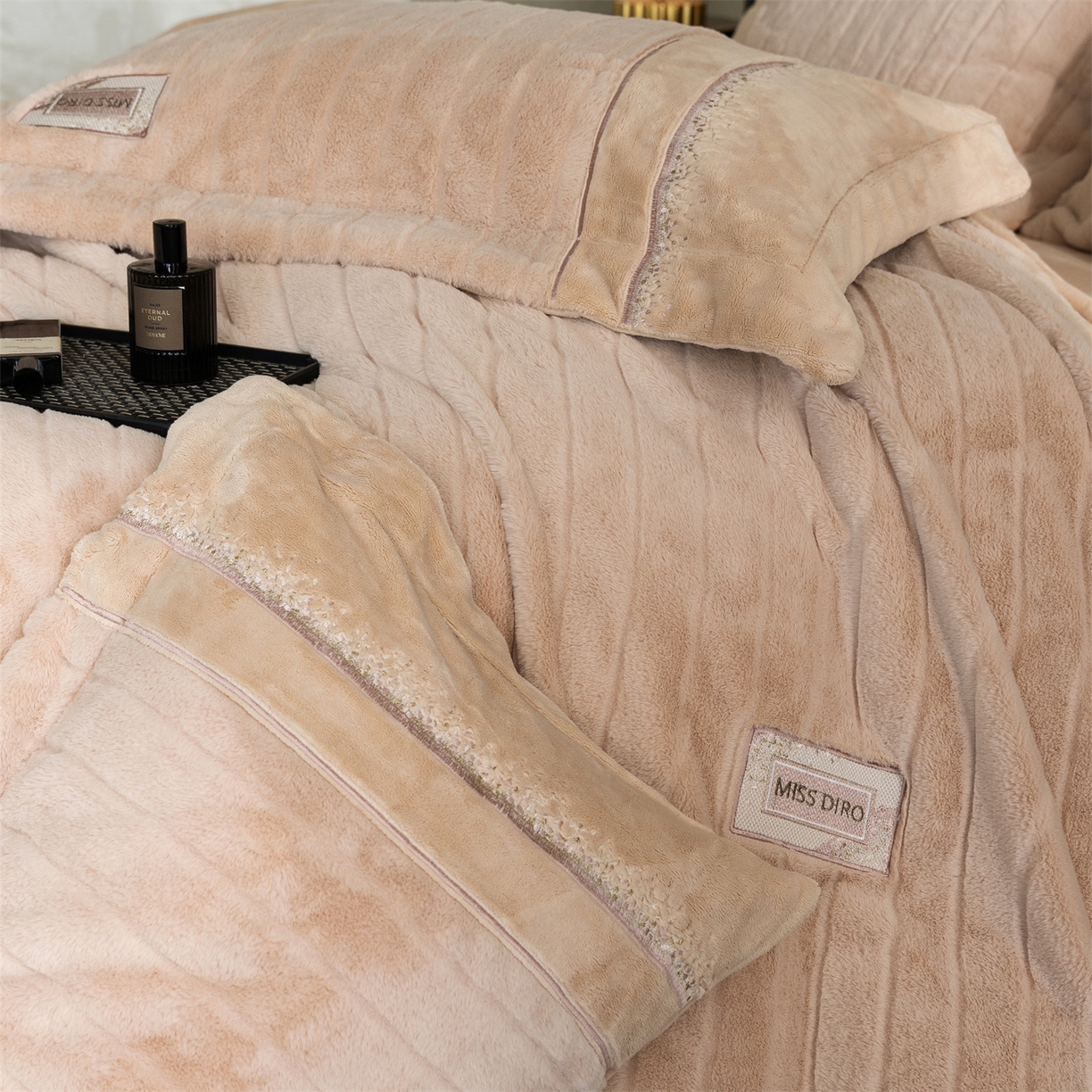 91家纺网 家纺一手货源 找家纺 鼎飞家纺 2025新款A类兔绒压花+全消光牛奶绒四件套--贝尔雅系列 贝尔雅-奶咖