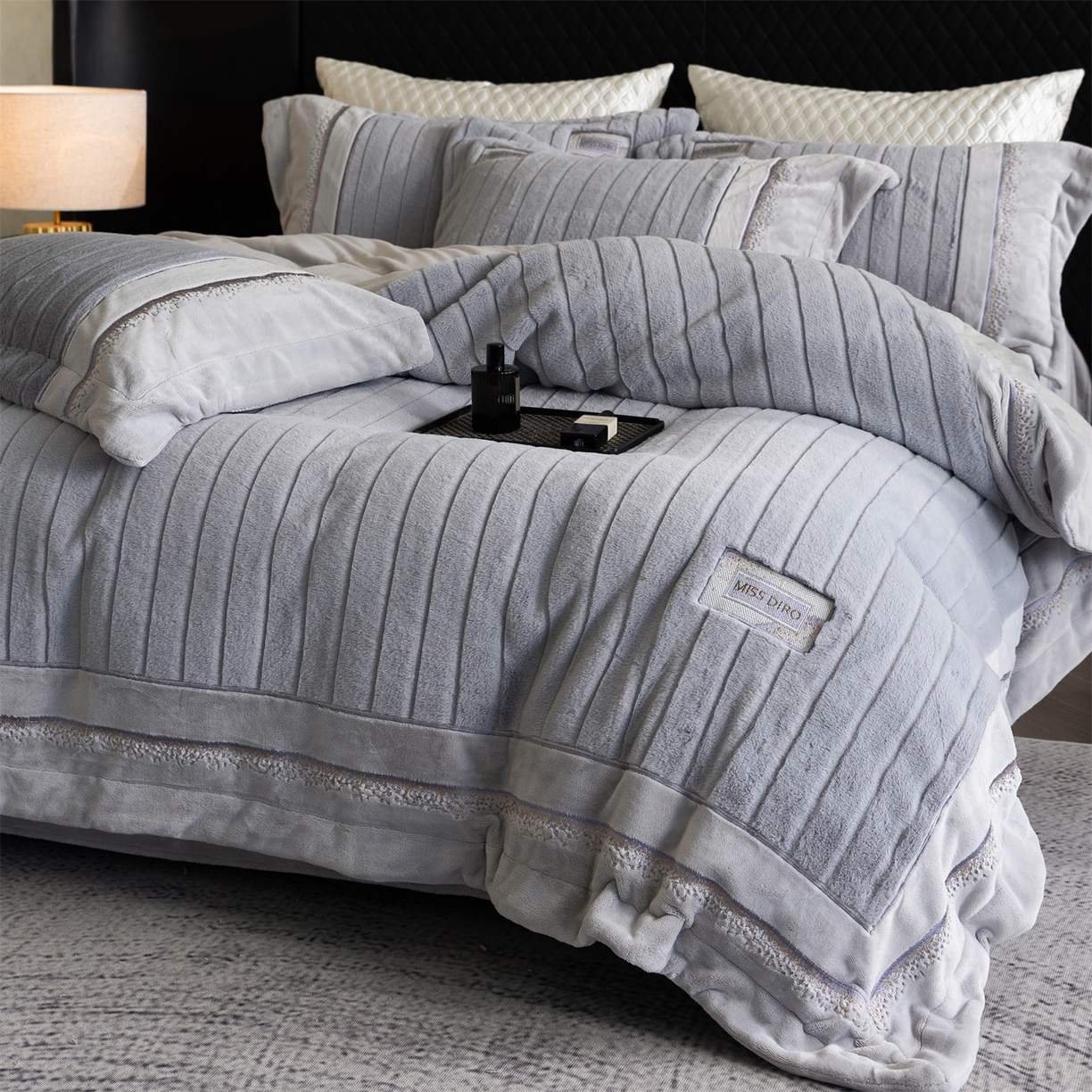 91家纺网 家纺一手货源 找家纺 鼎飞家纺 2025新款A类兔绒压花+全消光牛奶绒四件套--贝尔雅系列 贝尔雅-烟灰