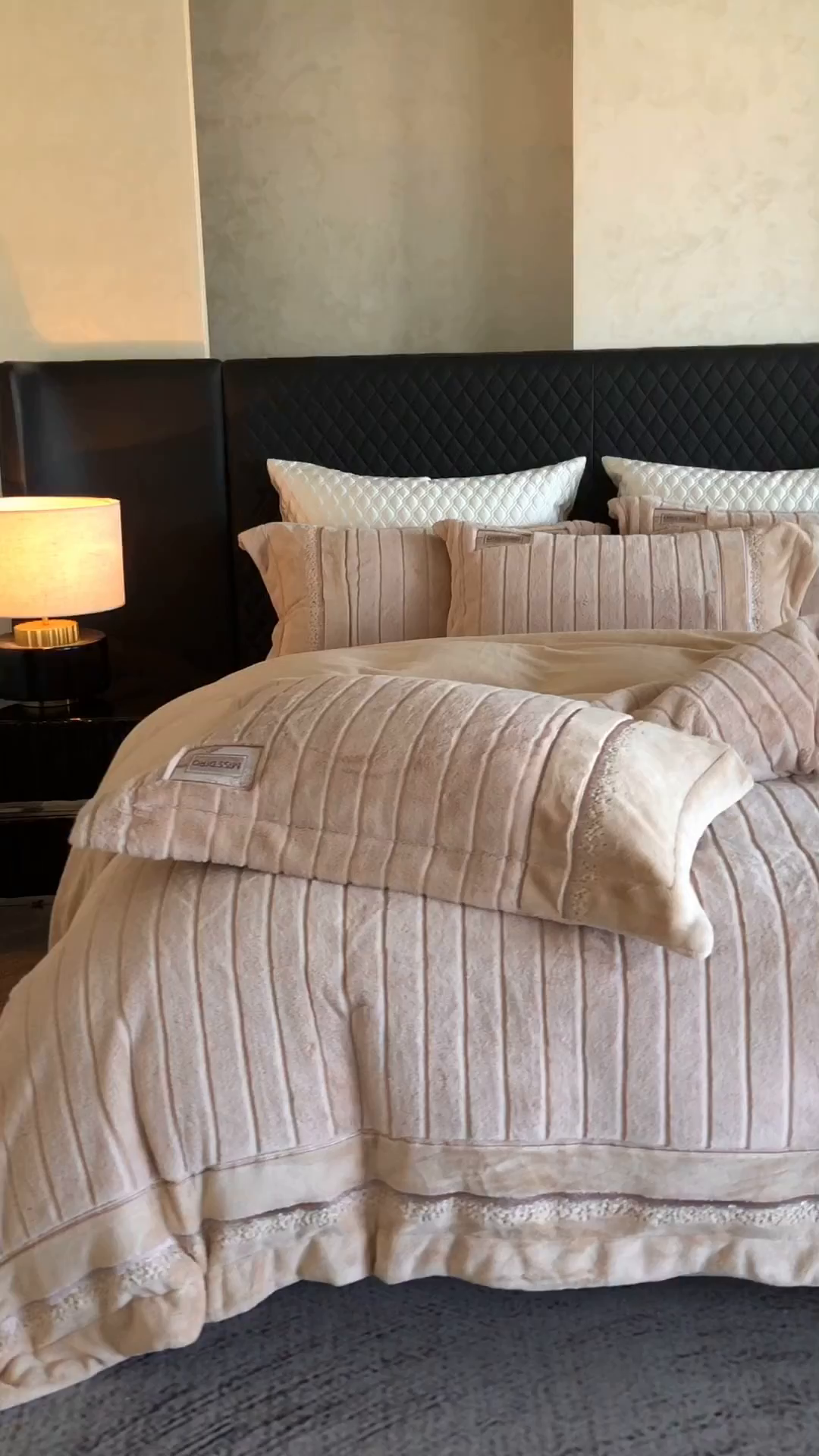 91家纺网 家纺一手货源 找家纺 鼎飞家纺 2025新款A类兔绒压花+全消光牛奶绒四件套--贝尔雅系列 贝尔雅-奶咖