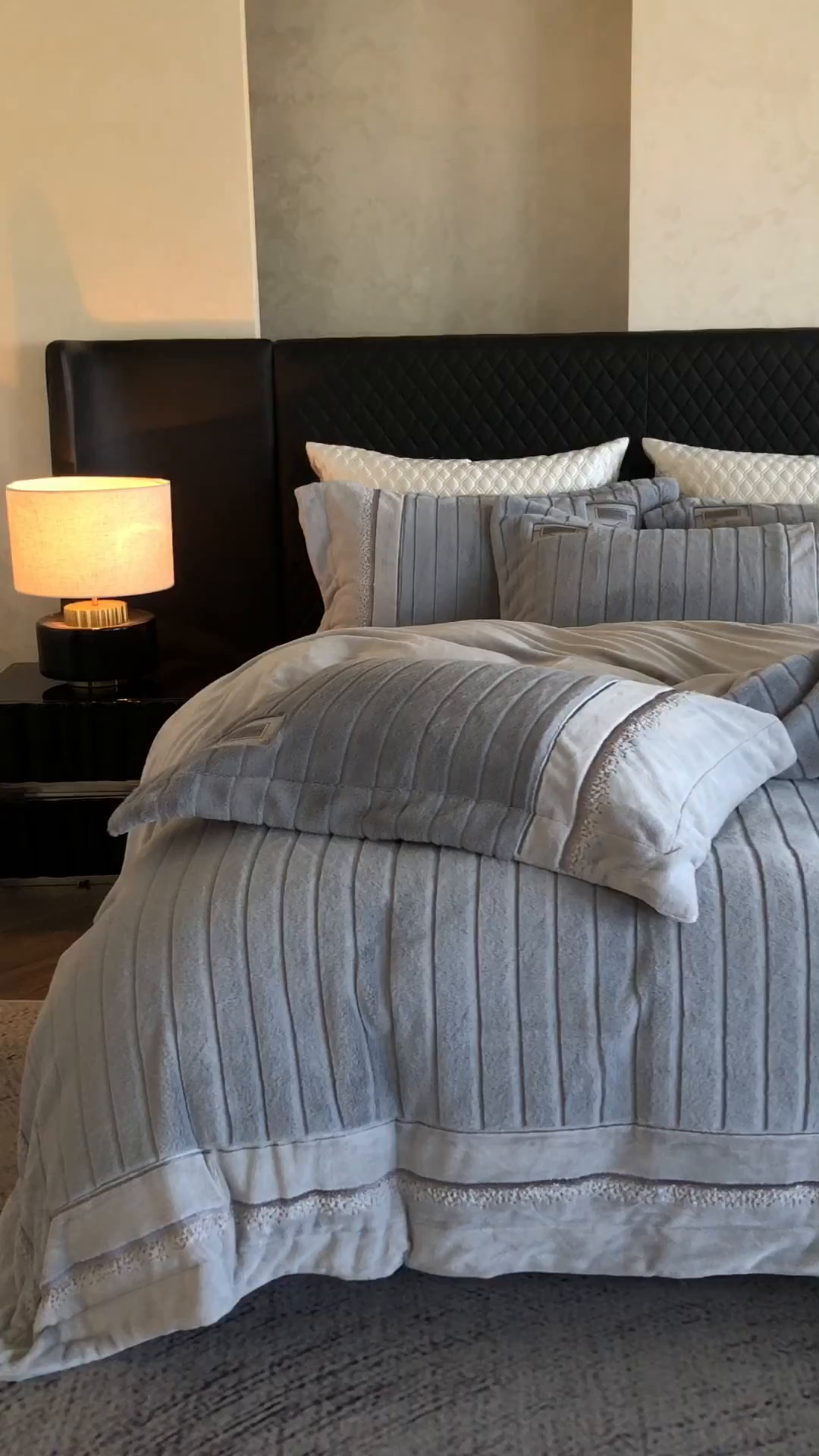 91家纺网 家纺一手货源 找家纺 鼎飞家纺 2025新款A类兔绒压花+全消光牛奶绒四件套--贝尔雅系列 贝尔雅-烟灰