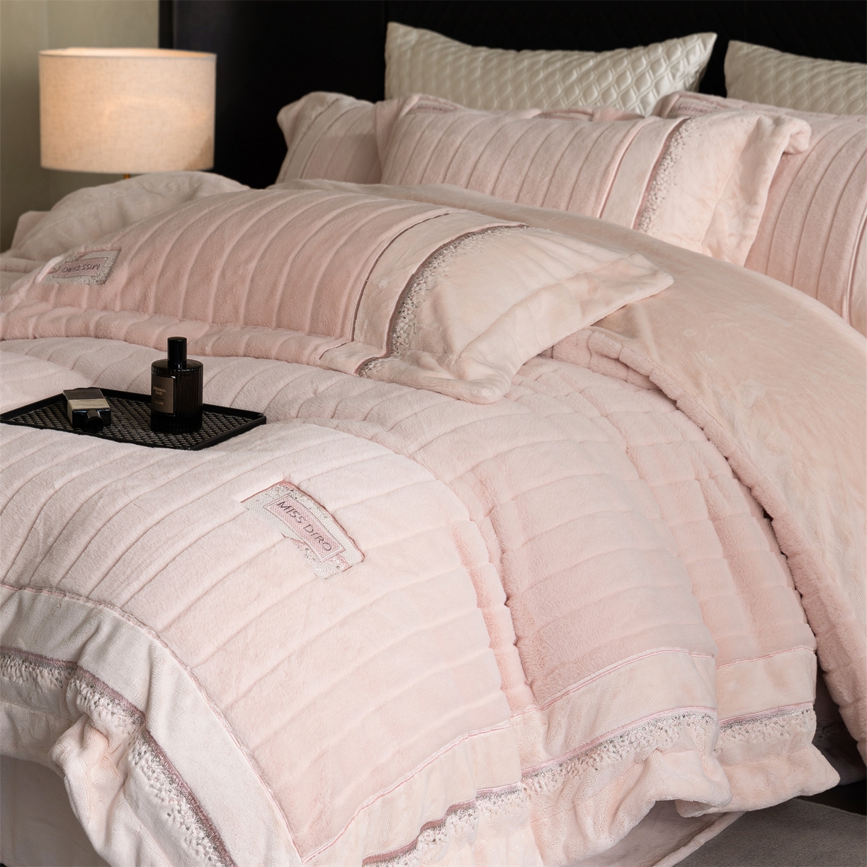 91家纺网 家纺一手货源 找家纺 鼎飞家纺 2025新款A类兔绒压花+全消光牛奶绒四件套--贝尔雅系列 贝尔雅-柔粉