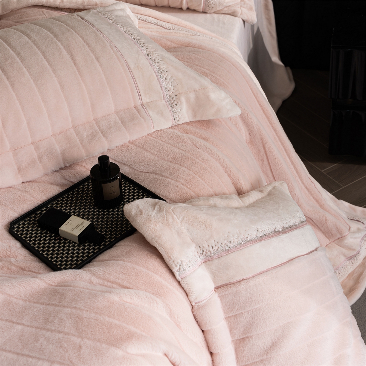 91家纺网 家纺一手货源 找家纺 鼎飞家纺 2025新款A类兔绒压花+全消光牛奶绒四件套--贝尔雅系列 贝尔雅-柔粉