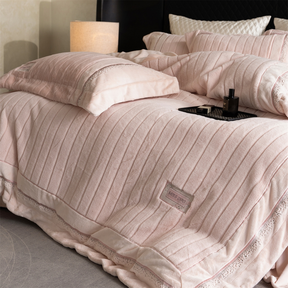 91家纺网 家纺一手货源 找家纺 鼎飞家纺 2025新款A类兔绒压花+全消光牛奶绒四件套--贝尔雅系列 贝尔雅-柔粉