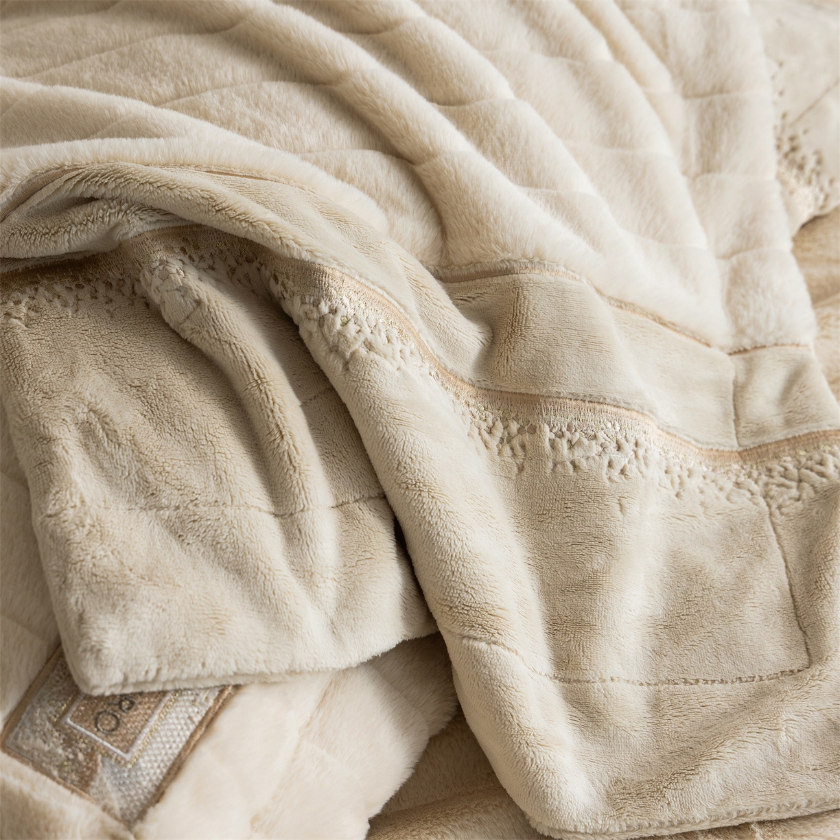 91家纺网 家纺一手货源 找家纺 鼎飞家纺 2025新款A类兔绒压花+全消光牛奶绒四件套--贝尔雅系列 贝尔雅-米金