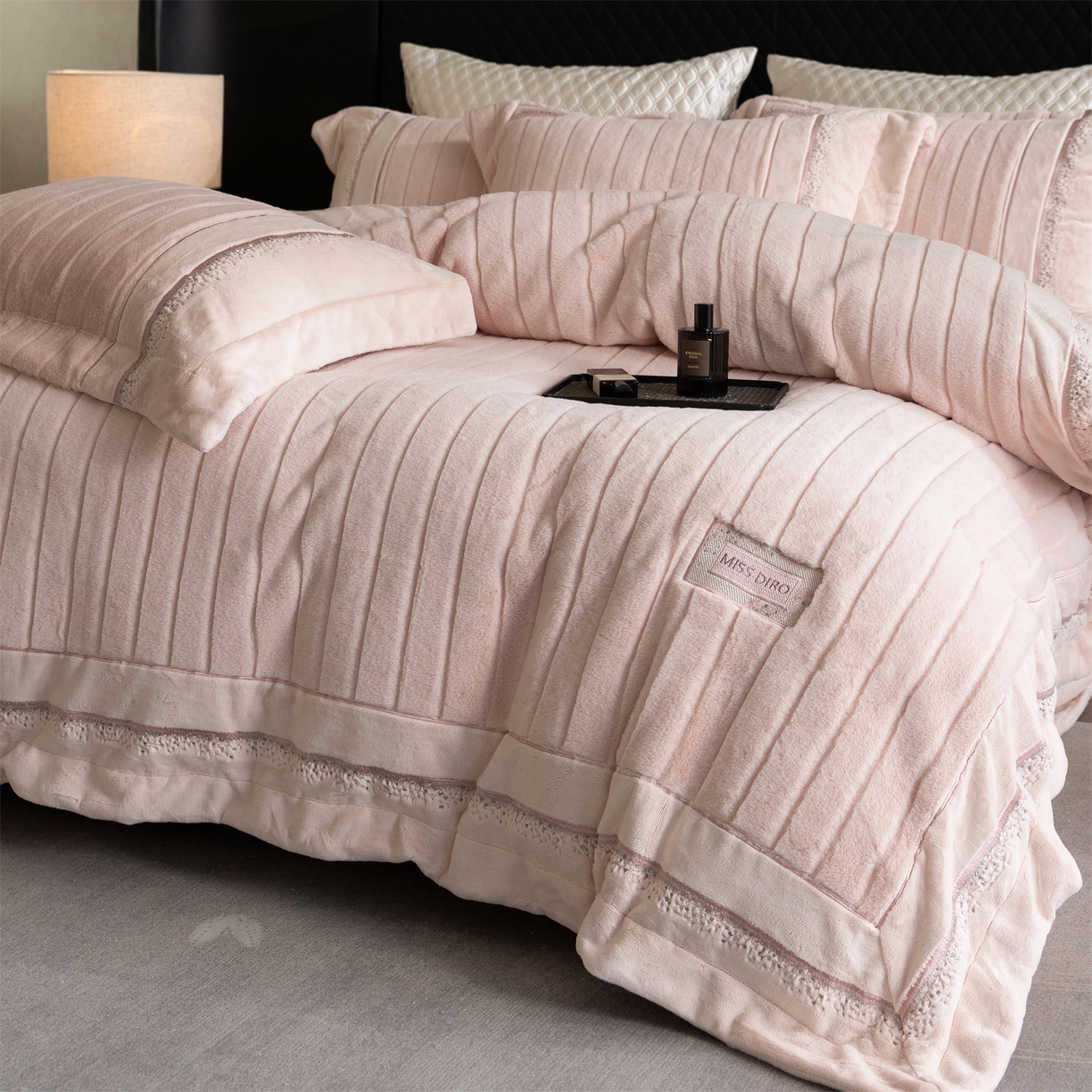 91家纺网 家纺一手货源 找家纺 鼎飞家纺 2025新款A类兔绒压花+全消光牛奶绒四件套--贝尔雅系列 贝尔雅-柔粉