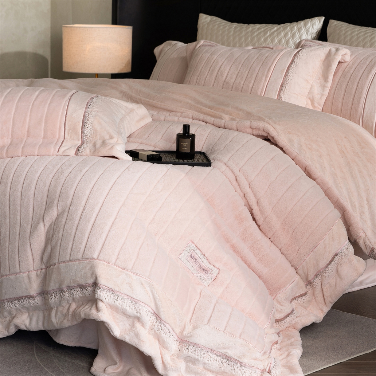 91家纺网 家纺一手货源 找家纺 鼎飞家纺 2025新款A类兔绒压花+全消光牛奶绒四件套--贝尔雅系列 贝尔雅-柔粉