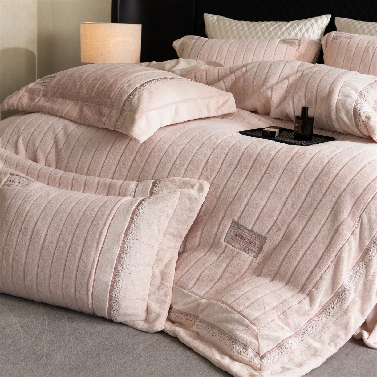 91家纺网 家纺一手货源 找家纺 鼎飞家纺 2025新款A类兔绒压花+全消光牛奶绒四件套--贝尔雅系列 贝尔雅-柔粉