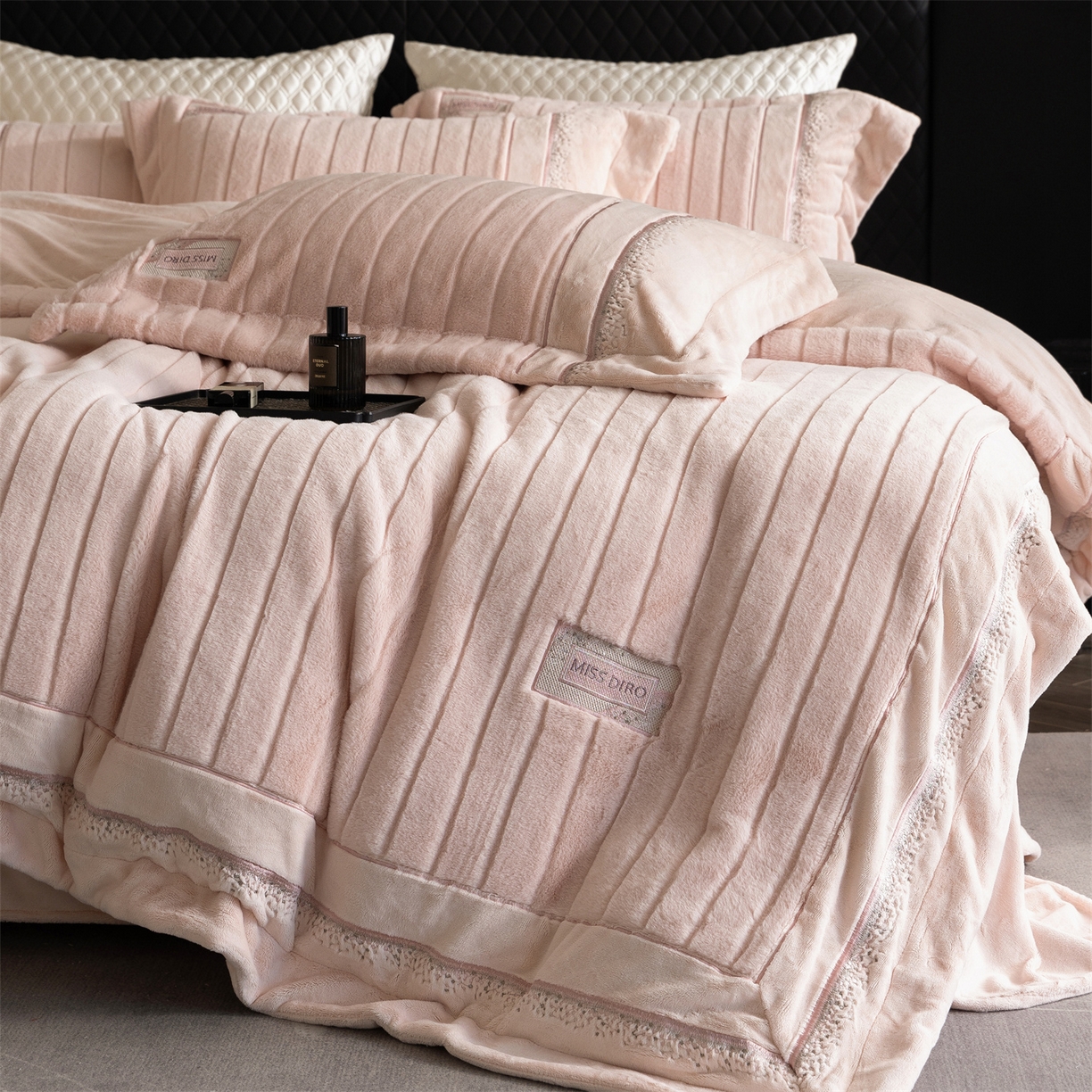 91家纺网 家纺一手货源 找家纺 鼎飞家纺 2025新款A类兔绒压花+全消光牛奶绒四件套--贝尔雅系列 贝尔雅-柔粉