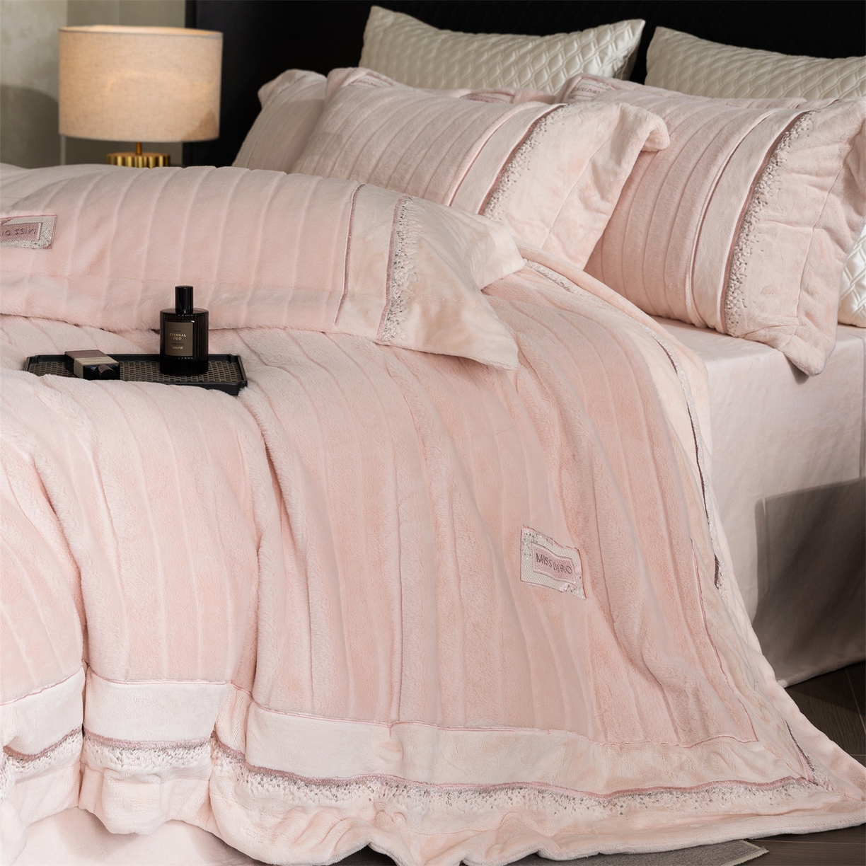 91家纺网 家纺一手货源 找家纺 鼎飞家纺 2025新款A类兔绒压花+全消光牛奶绒四件套--贝尔雅系列 贝尔雅-柔粉