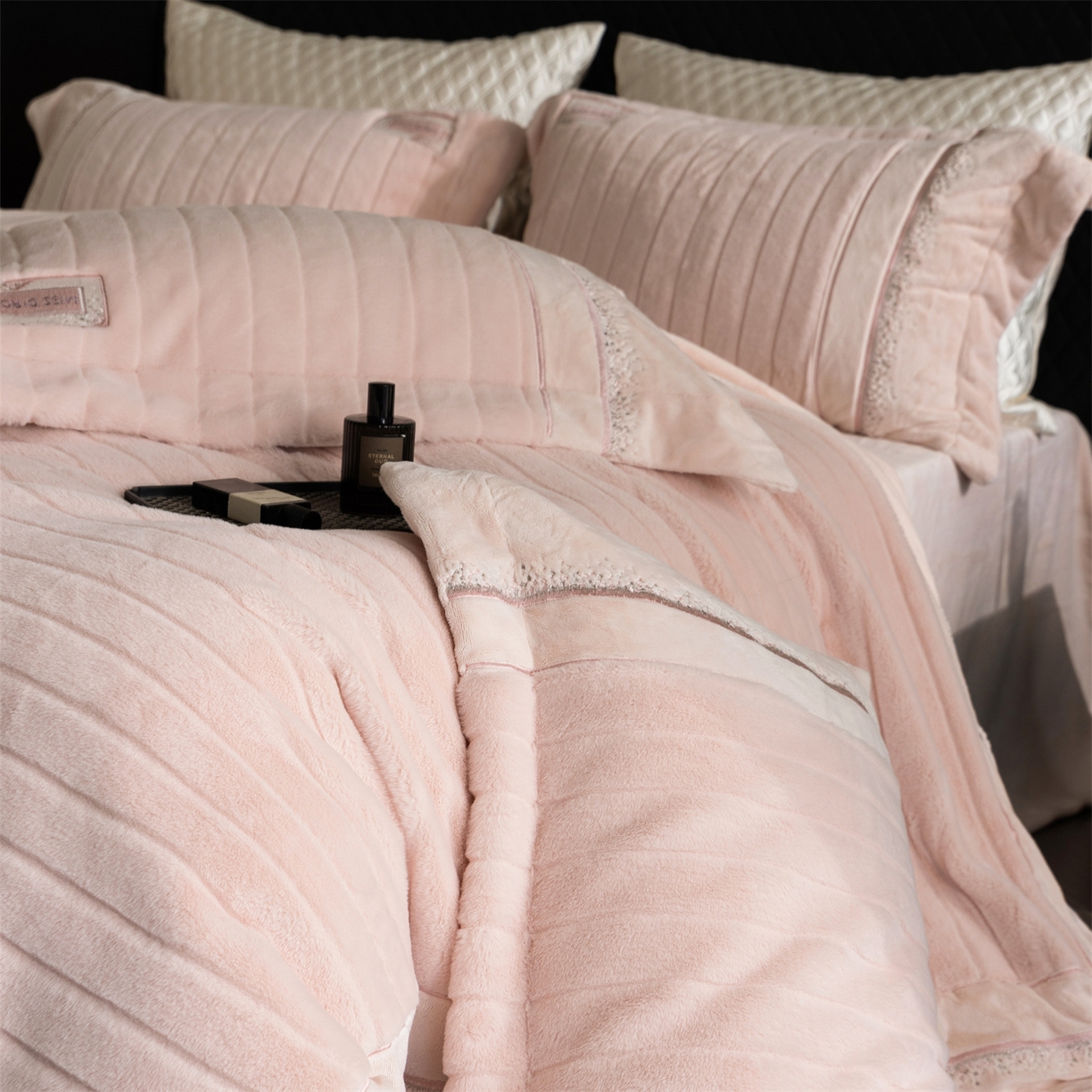 91家纺网 家纺一手货源 找家纺 鼎飞家纺 2025新款A类兔绒压花+全消光牛奶绒四件套--贝尔雅系列 贝尔雅-柔粉