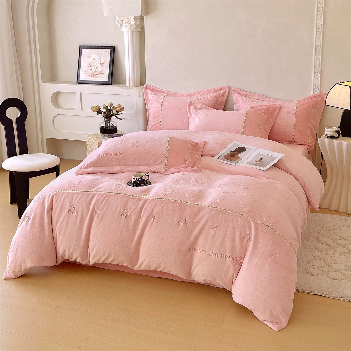 91家纺网 家纺一手货源 找家纺 鼎飞家纺 2025新款高克重牛奶绒立体烂花+刺绣四件套--初恋樱桃系列 初恋樱桃-粉