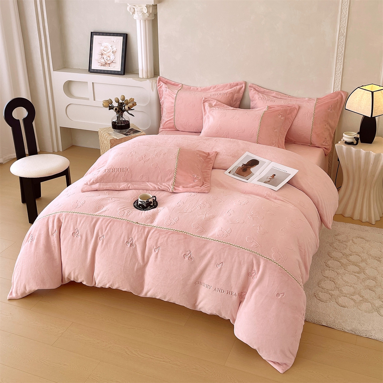 91家纺网 家纺一手货源 找家纺 鼎飞家纺 2025新款高克重牛奶绒立体烂花+刺绣四件套--初恋樱桃系列 初恋樱桃-粉