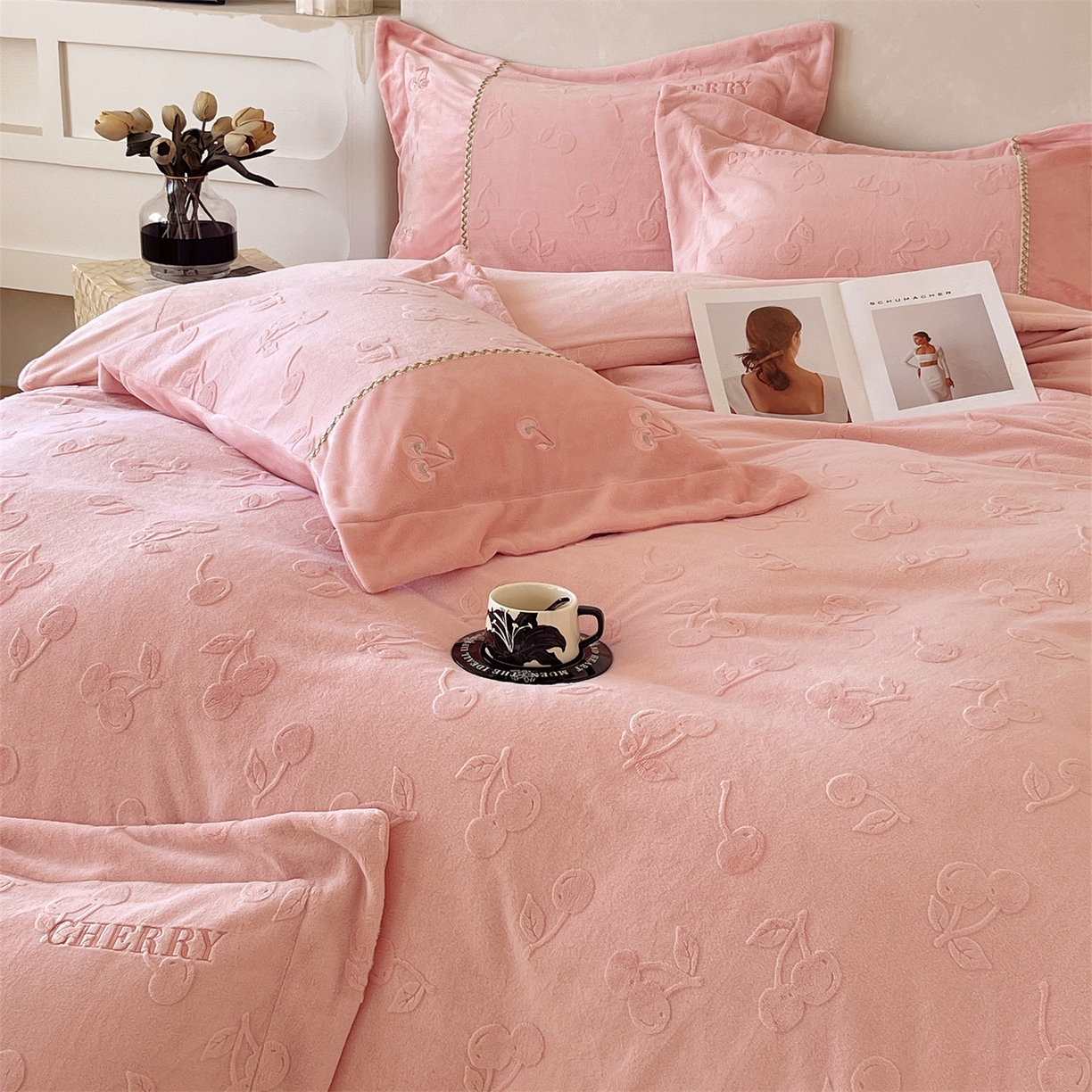 91家纺网 家纺一手货源 找家纺 鼎飞家纺 2025新款高克重牛奶绒立体烂花+刺绣四件套--初恋樱桃系列 初恋樱桃-粉