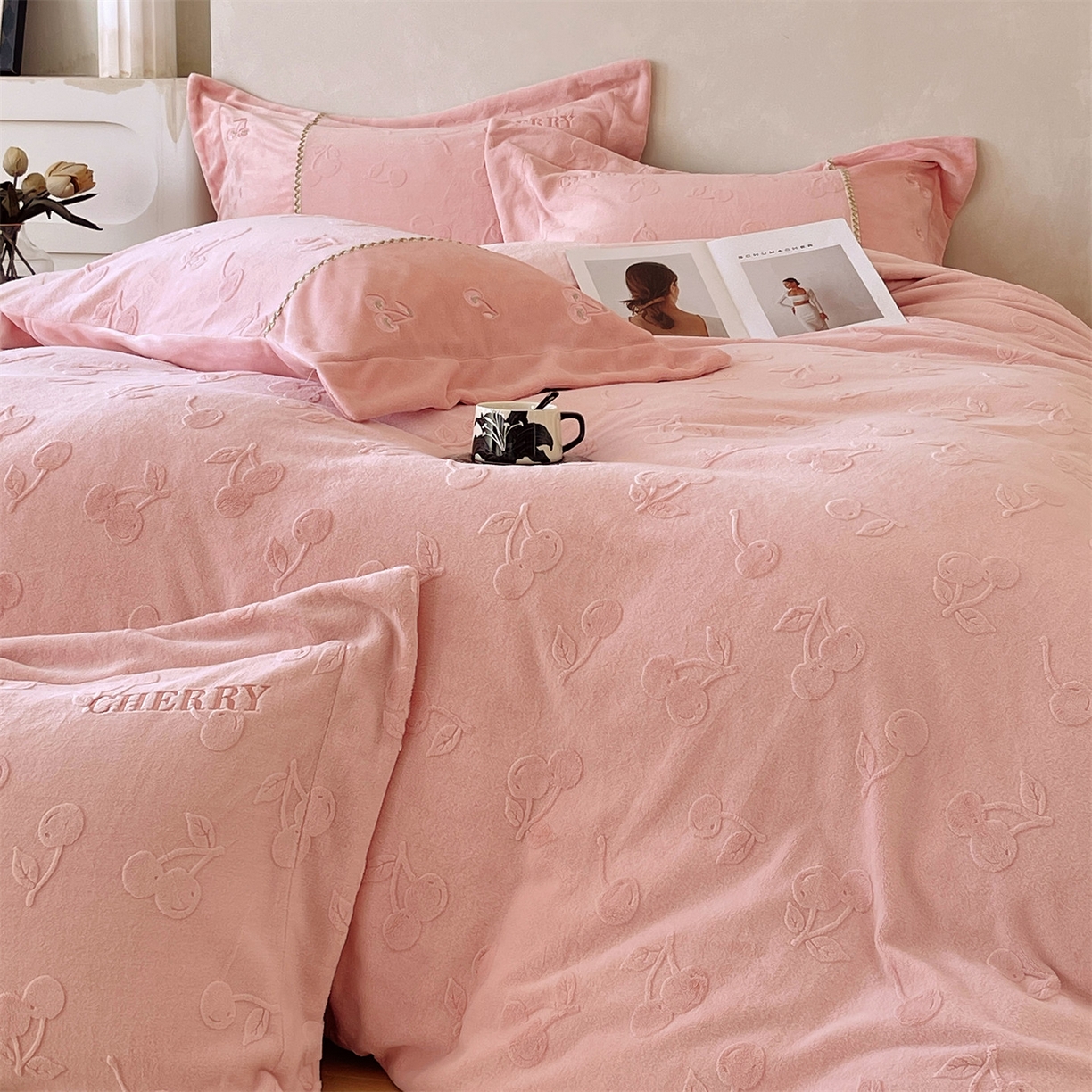 91家纺网 家纺一手货源 找家纺 鼎飞家纺 2025新款高克重牛奶绒立体烂花+刺绣四件套--初恋樱桃系列 初恋樱桃-粉