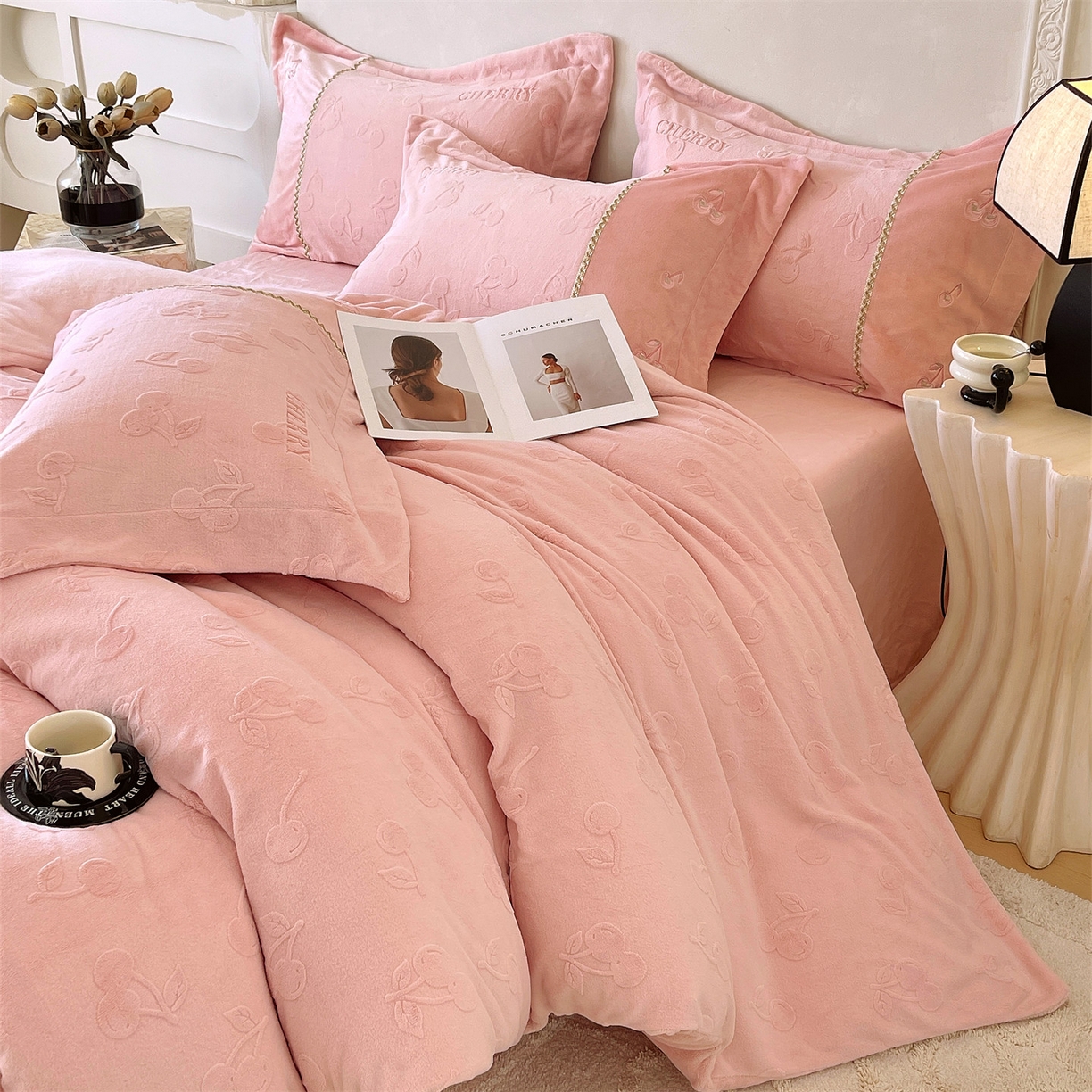 91家纺网 家纺一手货源 找家纺 鼎飞家纺 2025新款高克重牛奶绒立体烂花+刺绣四件套--初恋樱桃系列 初恋樱桃-粉