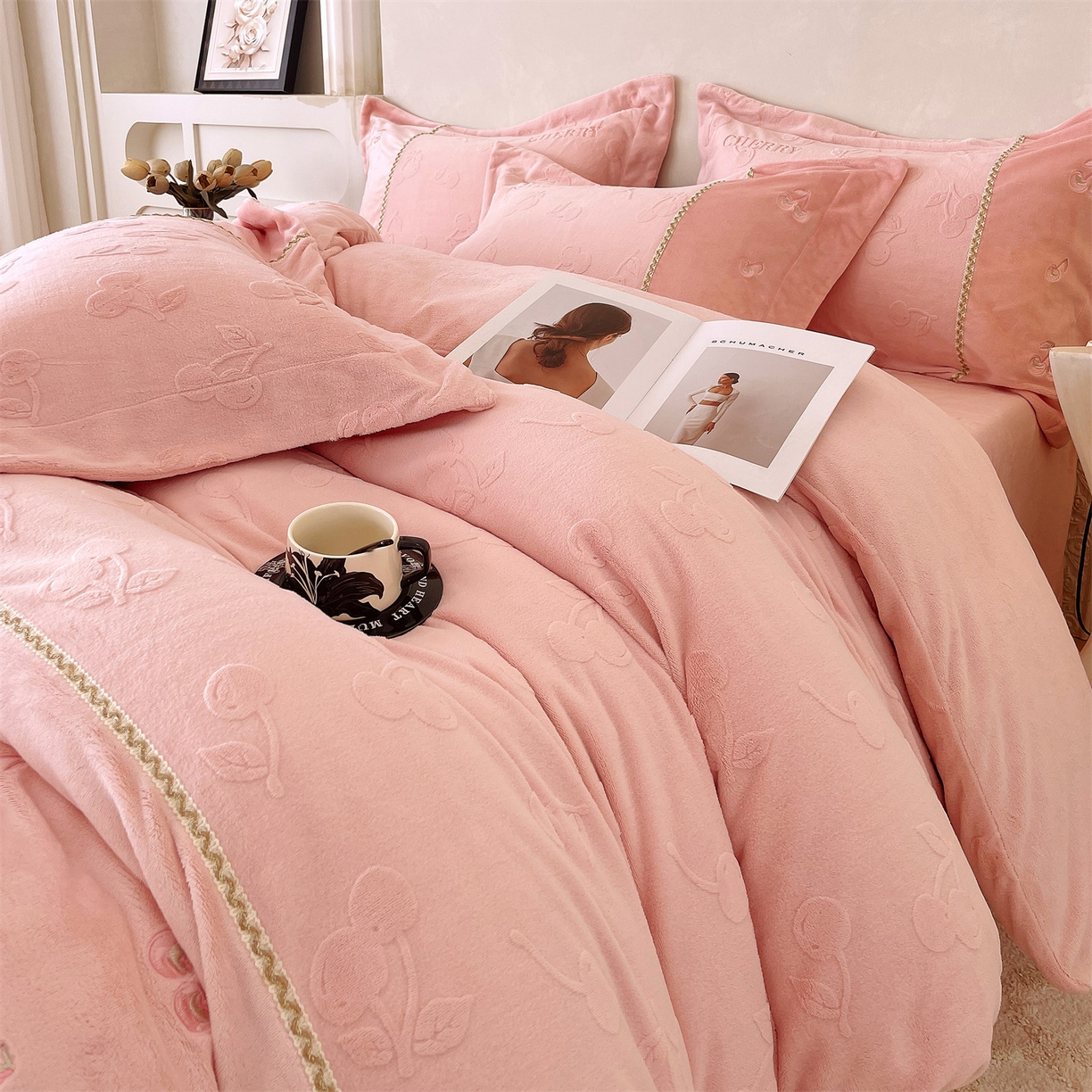 91家纺网 家纺一手货源 找家纺 鼎飞家纺 2025新款高克重牛奶绒立体烂花+刺绣四件套--初恋樱桃系列 初恋樱桃-粉