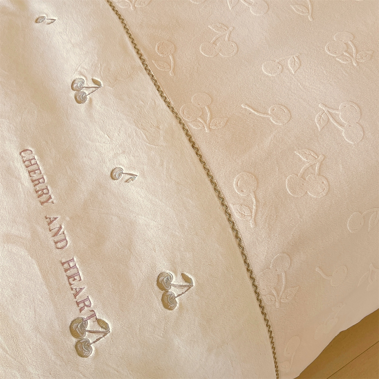 91家纺网 家纺一手货源 找家纺 鼎飞家纺 2025新款高克重牛奶绒立体烂花+刺绣四件套--初恋樱桃系列 初恋樱桃-奶昔