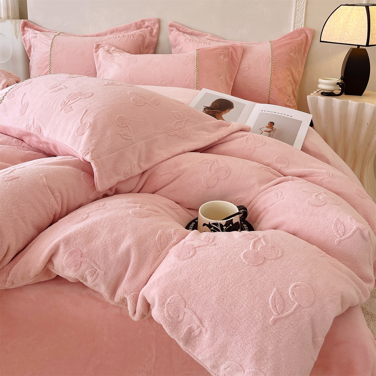 91家纺网 家纺一手货源 找家纺 鼎飞家纺 2025新款高克重牛奶绒立体烂花+刺绣四件套--初恋樱桃系列 初恋樱桃-粉