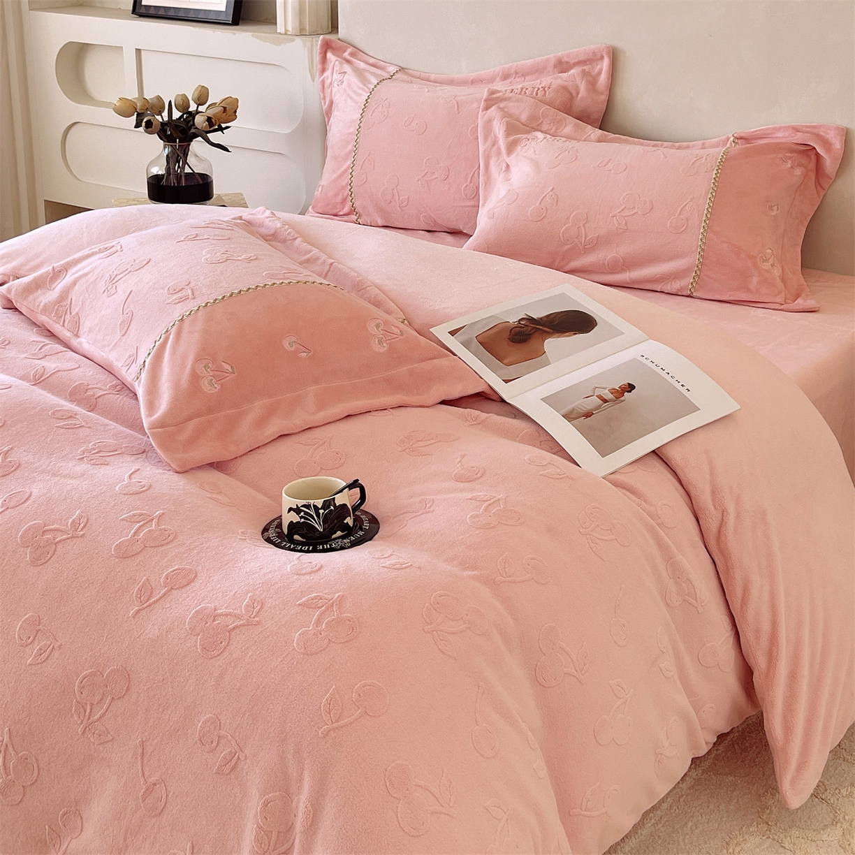 91家纺网 家纺一手货源 找家纺 （总）鼎飞家纺 2025新款高克重牛奶绒立体烂花+刺绣四件套--初恋樱桃系列