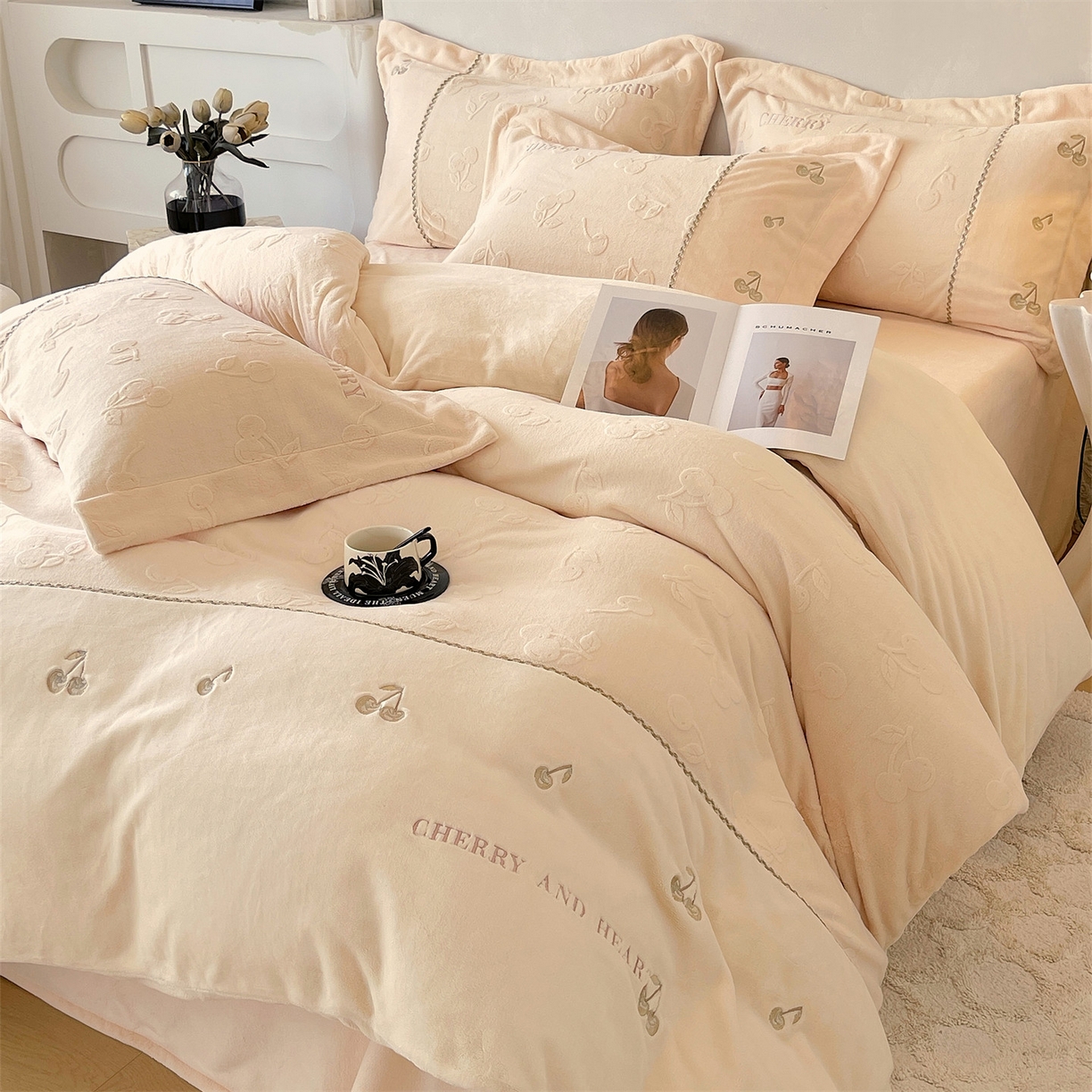 91家纺网 家纺一手货源 找家纺 鼎飞家纺 2025新款高克重牛奶绒立体烂花+刺绣四件套--初恋樱桃系列 初恋樱桃-奶昔