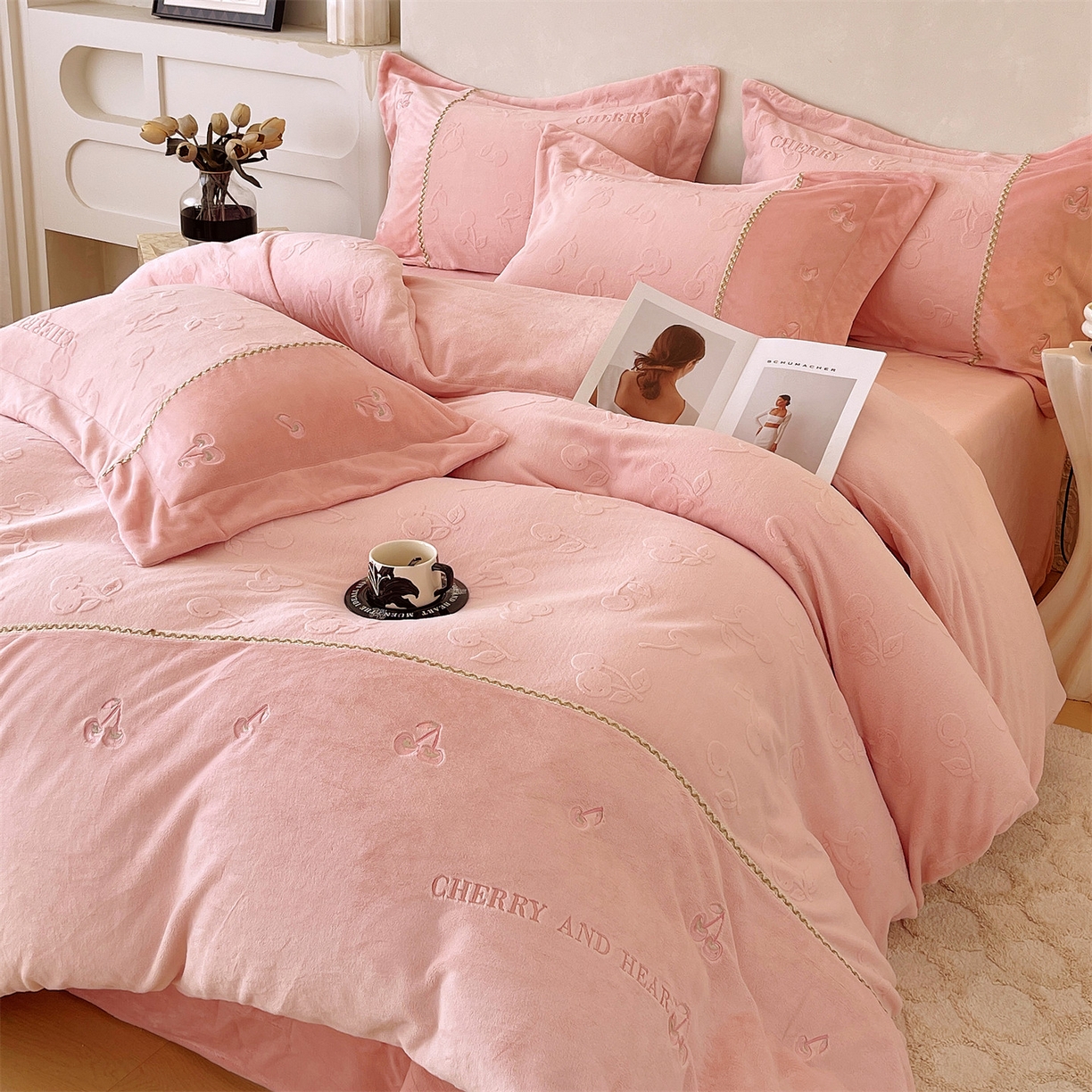 91家纺网 家纺一手货源 找家纺 （总）鼎飞家纺 2025新款高克重牛奶绒立体烂花+刺绣四件套--初恋樱桃系列