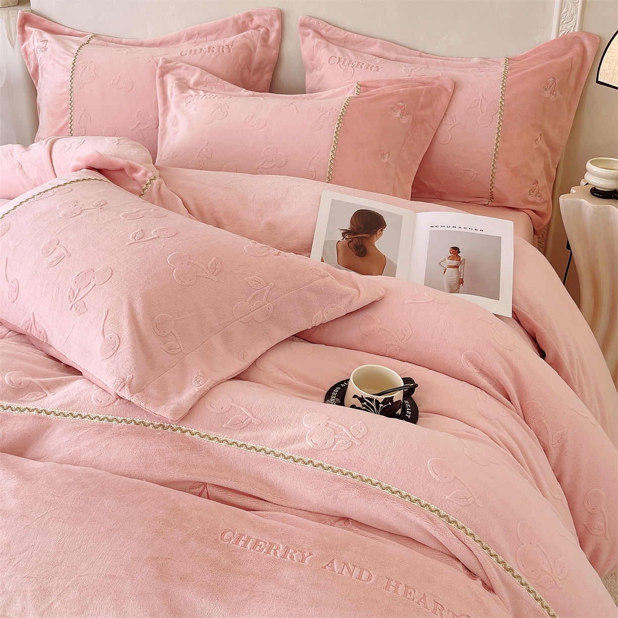 91家纺网 家纺一手货源 找家纺 （总）鼎飞家纺 2025新款高克重牛奶绒立体烂花+刺绣四件套--初恋樱桃系列