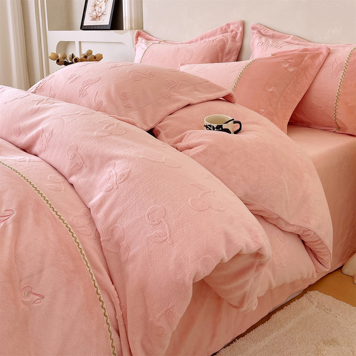 91家纺网 家纺一手货源 找家纺 （总）鼎飞家纺 2025新款高克重牛奶绒立体烂花+刺绣四件套--初恋樱桃系列