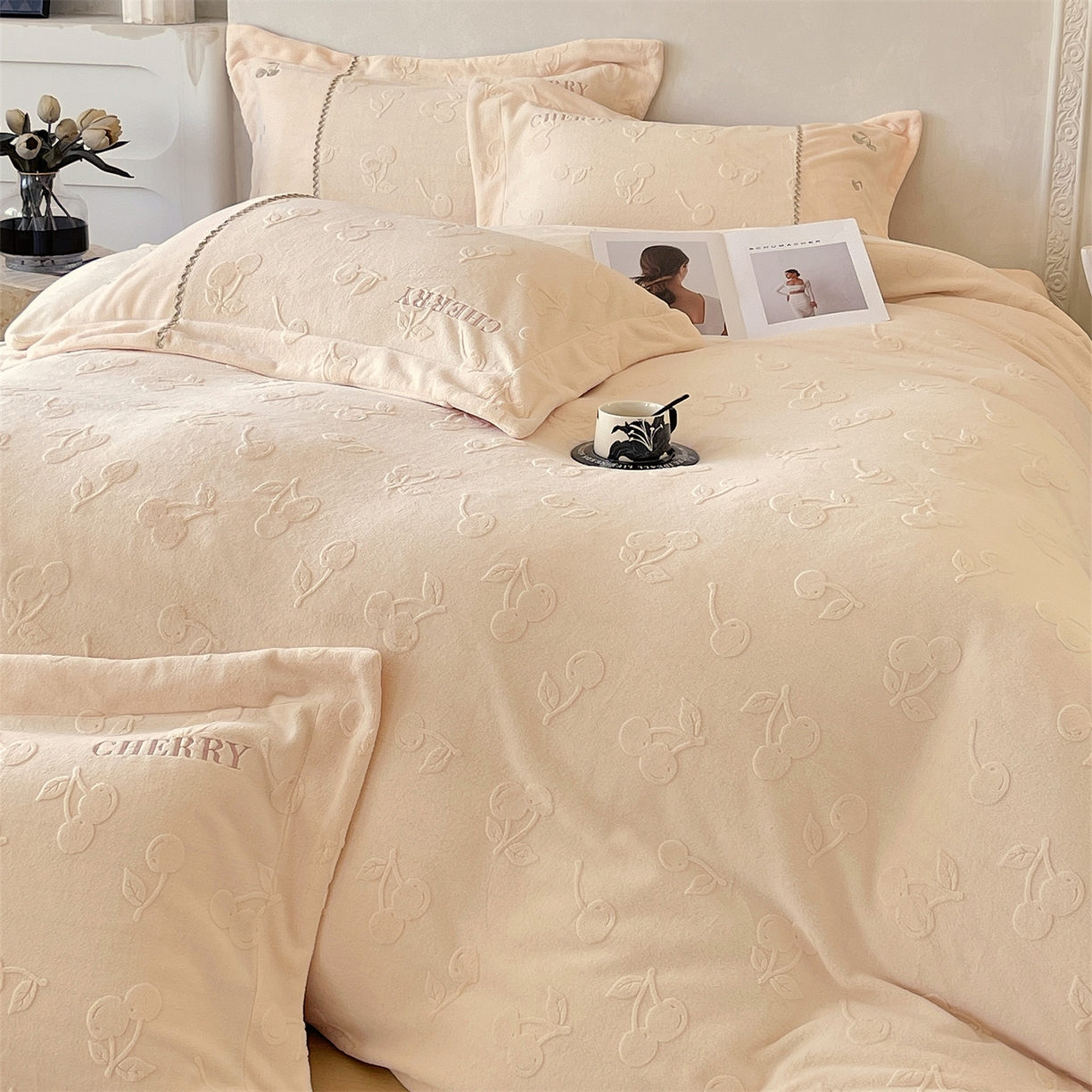 91家纺网 家纺一手货源 找家纺 鼎飞家纺 2025新款高克重牛奶绒立体烂花+刺绣四件套--初恋樱桃系列 初恋樱桃-奶昔