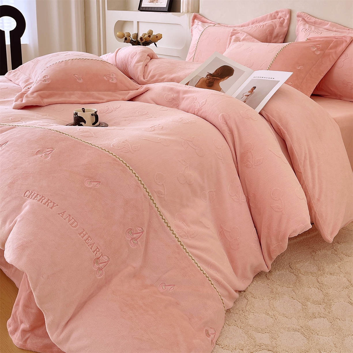 91家纺网 家纺一手货源 找家纺 （总）鼎飞家纺 2025新款高克重牛奶绒立体烂花+刺绣四件套--初恋樱桃系列