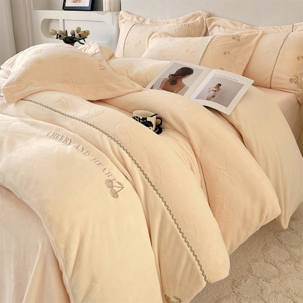 91家纺网 家纺一手货源 找家纺 鼎飞家纺 2025新款高克重牛奶绒立体烂花+刺绣四件套--初恋樱桃系列 初恋樱桃-奶昔