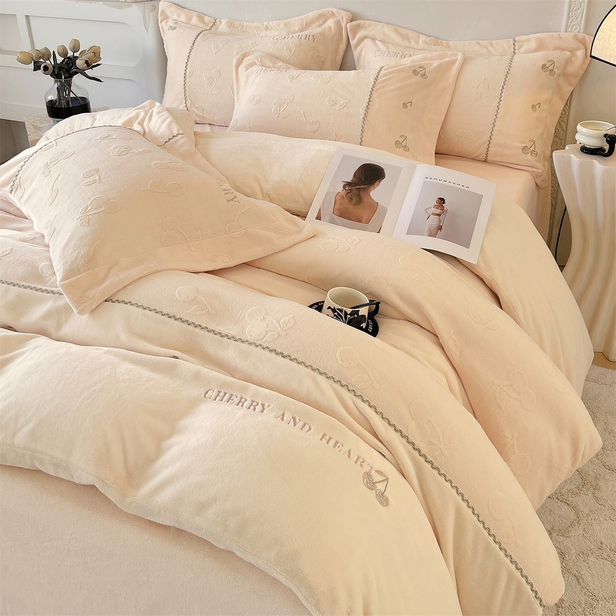 91家纺网 家纺一手货源 找家纺 鼎飞家纺 2025新款高克重牛奶绒立体烂花+刺绣四件套--初恋樱桃系列 初恋樱桃-奶昔