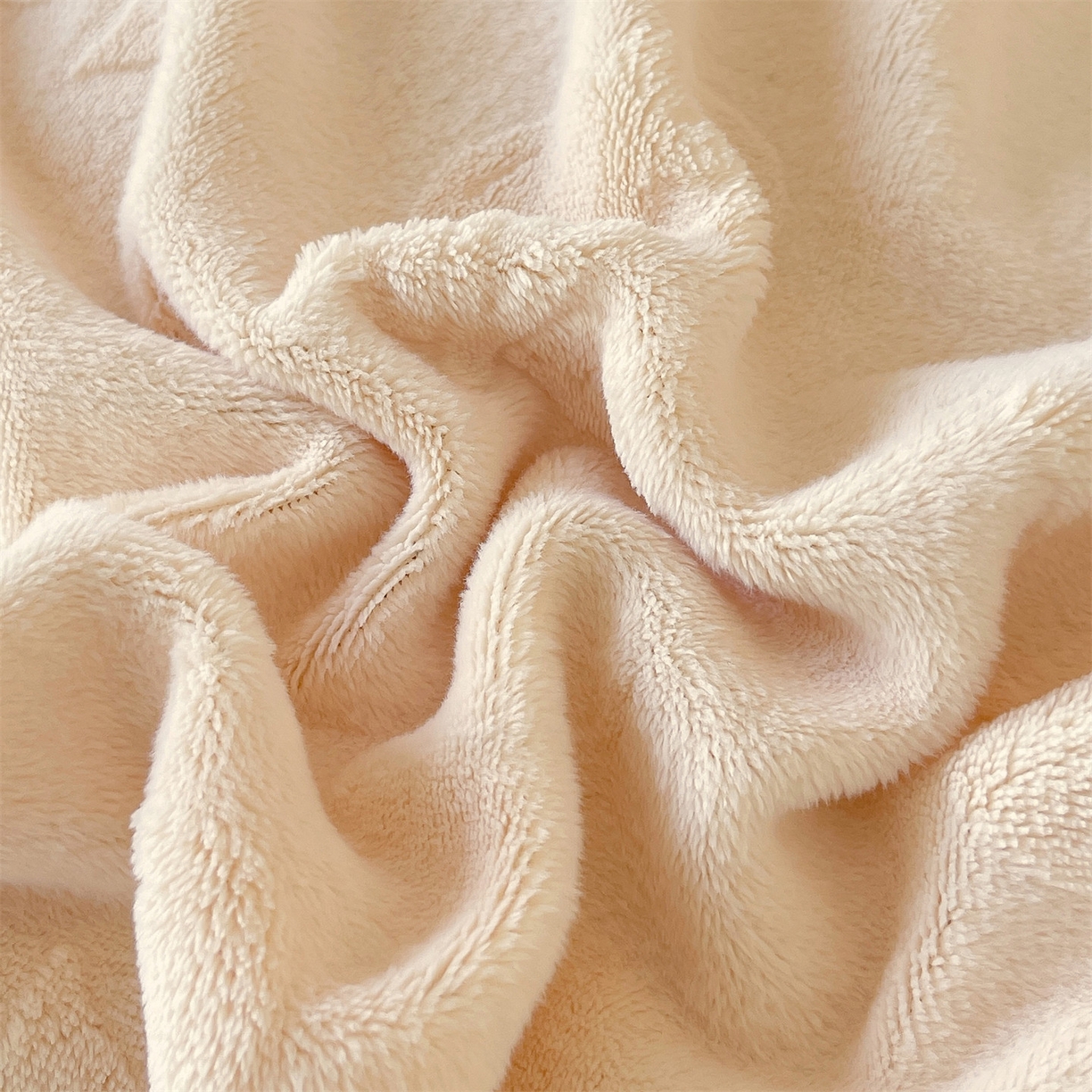 91家纺网 家纺一手货源 找家纺 鼎飞家纺 2025新款高克重牛奶绒立体烂花+刺绣四件套--初恋樱桃系列 初恋樱桃-奶昔