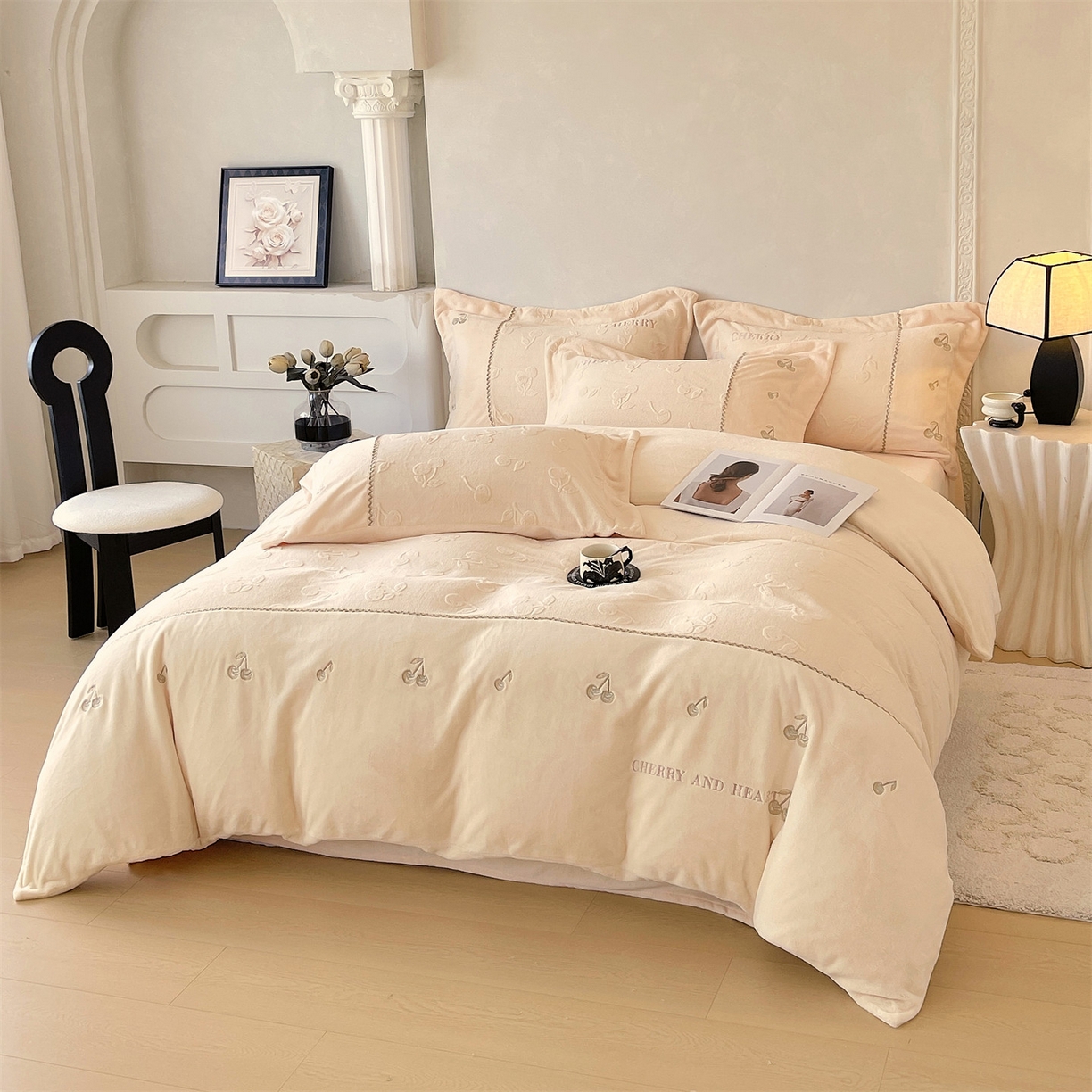 91家纺网 家纺一手货源 找家纺 鼎飞家纺 2025新款高克重牛奶绒立体烂花+刺绣四件套--初恋樱桃系列 初恋樱桃-奶昔