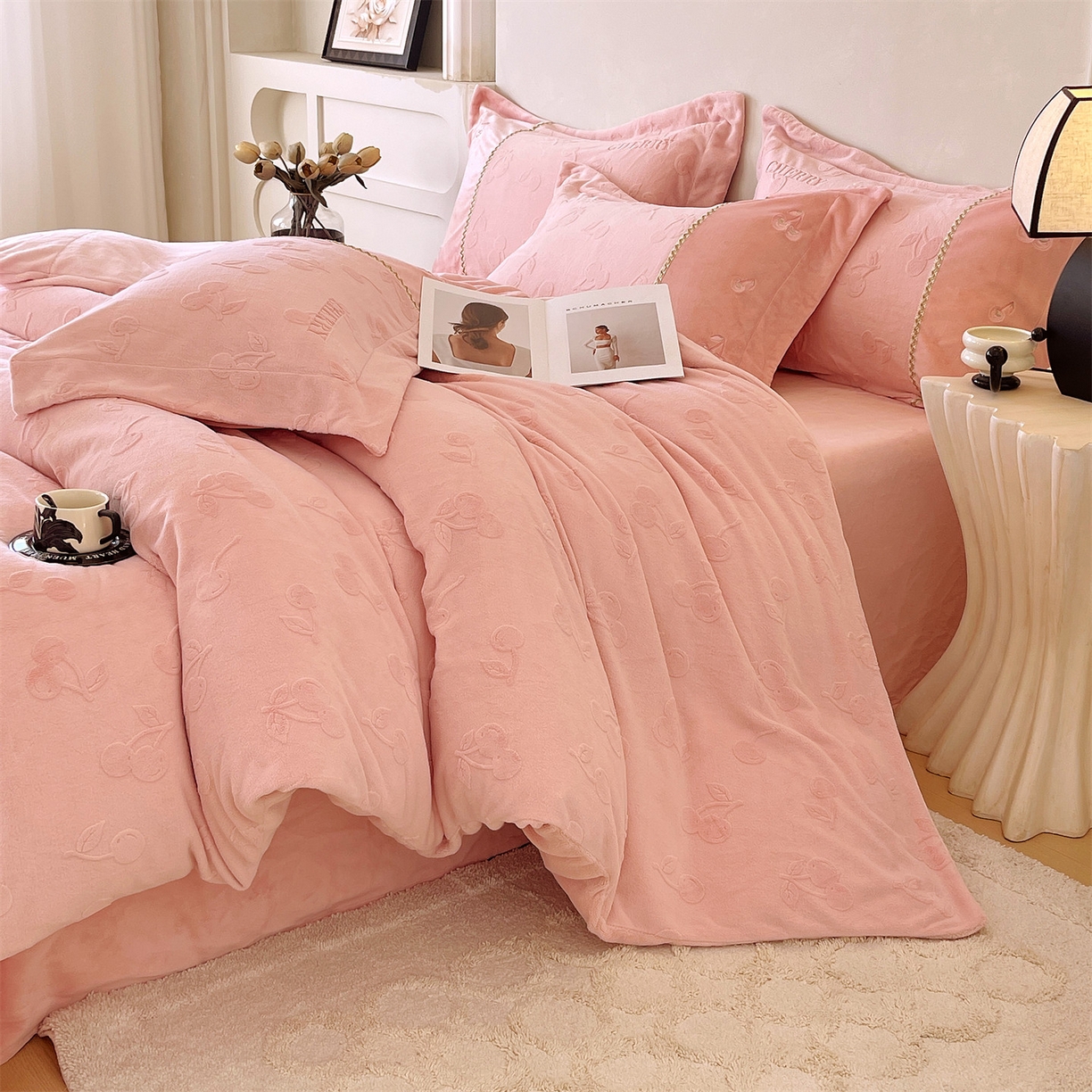 91家纺网 家纺一手货源 找家纺 （总）鼎飞家纺 2025新款高克重牛奶绒立体烂花+刺绣四件套--初恋樱桃系列