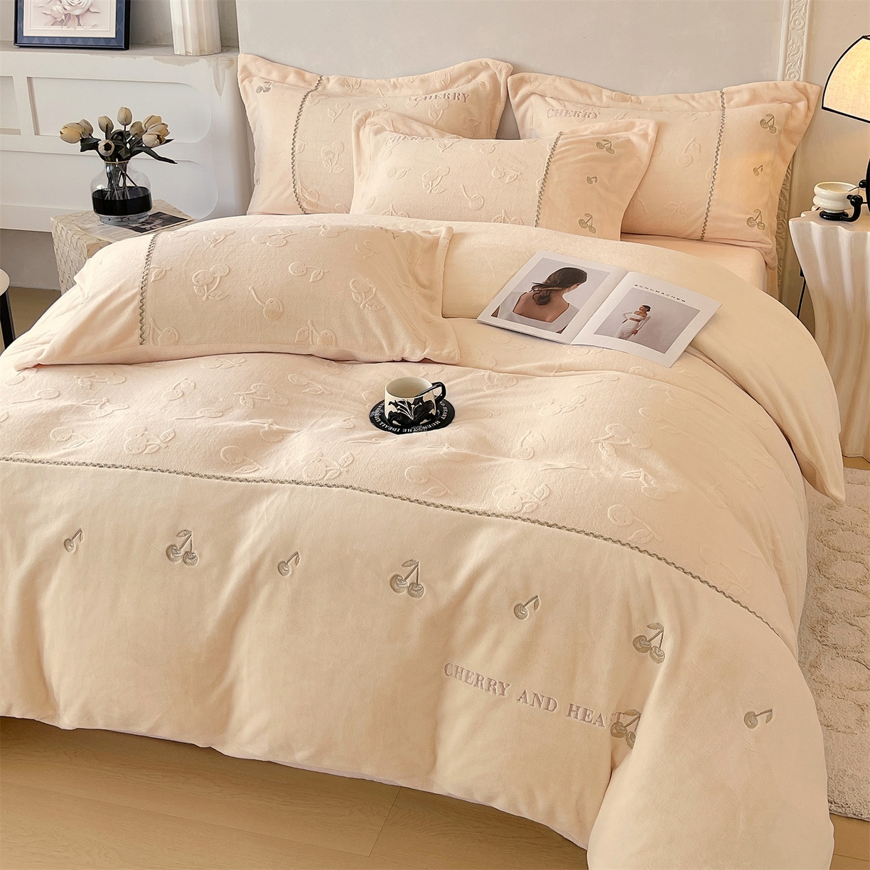 91家纺网 家纺一手货源 找家纺 鼎飞家纺 2025新款高克重牛奶绒立体烂花+刺绣四件套--初恋樱桃系列 初恋樱桃-奶昔