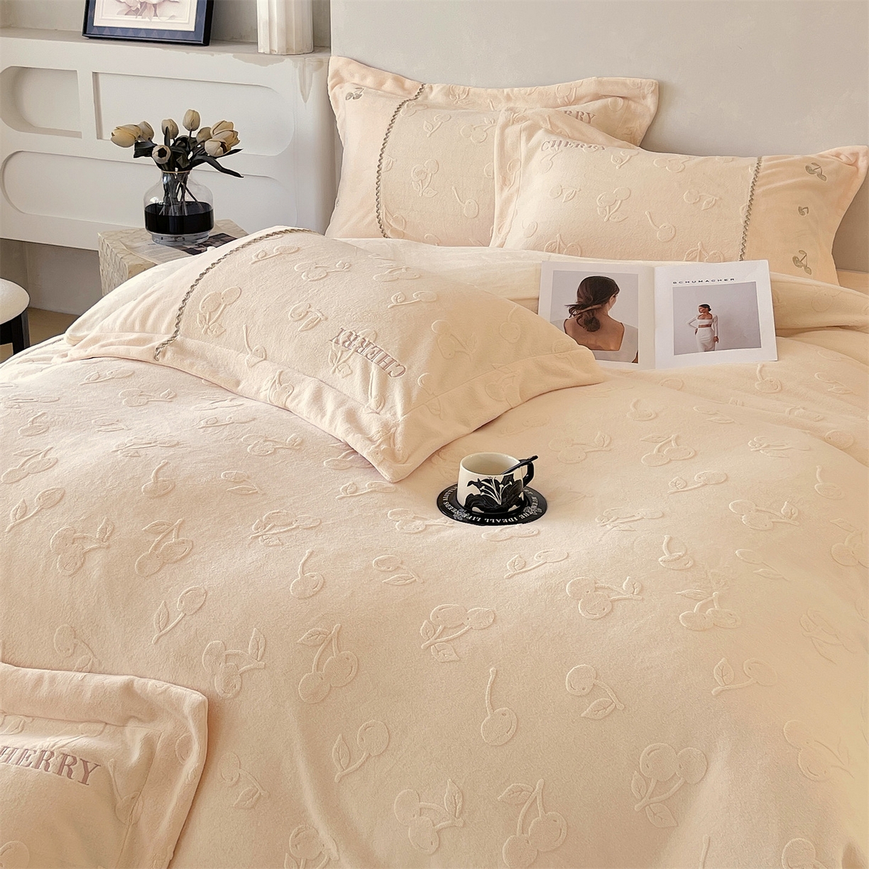 91家纺网 家纺一手货源 找家纺 鼎飞家纺 2025新款高克重牛奶绒立体烂花+刺绣四件套--初恋樱桃系列 初恋樱桃-奶昔