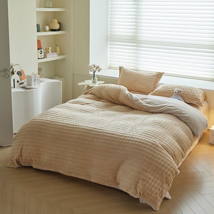 91家纺网 家纺一手货源 找家纺 卡斯诺家纺馆 2025新款A类高克重兔毛绒牛奶绒四件套（赠礼袋） 驼拼白