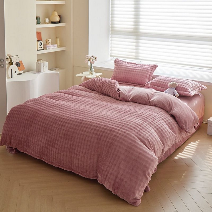 91家纺网 家纺一手货源 找家纺 卡斯诺家纺馆 2025新款A类高克重兔毛绒牛奶绒四件套（赠礼袋） 豆沙粉