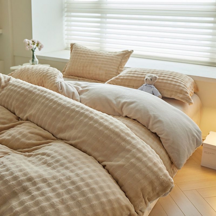 91家纺网 家纺一手货源 找家纺 卡斯诺家纺馆 2025新款A类高克重兔毛绒牛奶绒四件套（赠礼袋） 驼拼白