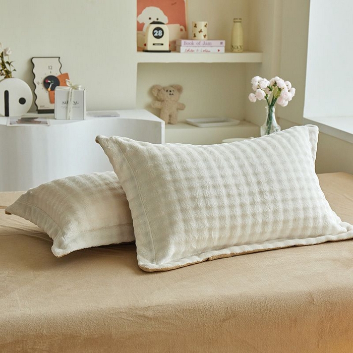 91家纺网 家纺一手货源 找家纺 卡斯诺家纺馆 2025新款A类高克重兔毛绒牛奶绒四件套（赠礼袋） 白拼驼