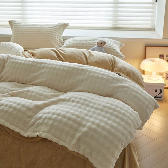 91家纺网 家纺一手货源 找家纺 卡斯诺家纺馆 2025新款A类高克重兔毛绒牛奶绒四件套（赠礼袋） 白拼驼