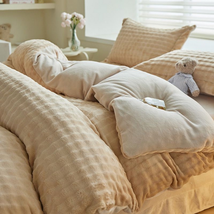 91家纺网 家纺一手货源 找家纺 卡斯诺家纺馆 2025新款A类高克重兔毛绒牛奶绒四件套（赠礼袋） 驼拼白