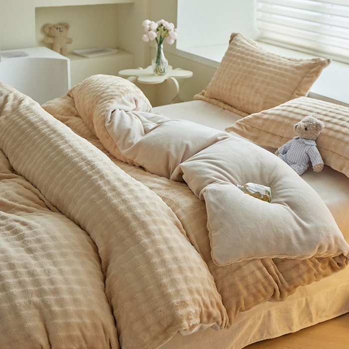 91家纺网 家纺一手货源 找家纺 卡斯诺家纺馆 2025新款A类高克重兔毛绒牛奶绒四件套（赠礼袋） 驼拼白