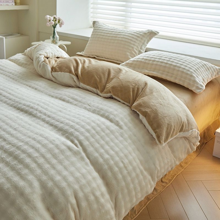 91家纺网 家纺一手货源 找家纺 卡斯诺家纺馆 2025新款A类高克重兔毛绒牛奶绒四件套（赠礼袋） 白拼驼