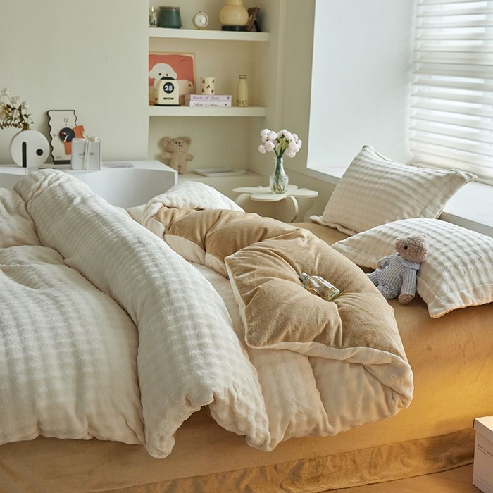 91家纺网 家纺一手货源 找家纺 卡斯诺家纺馆 2025新款A类高克重兔毛绒牛奶绒四件套（赠礼袋） 白拼驼