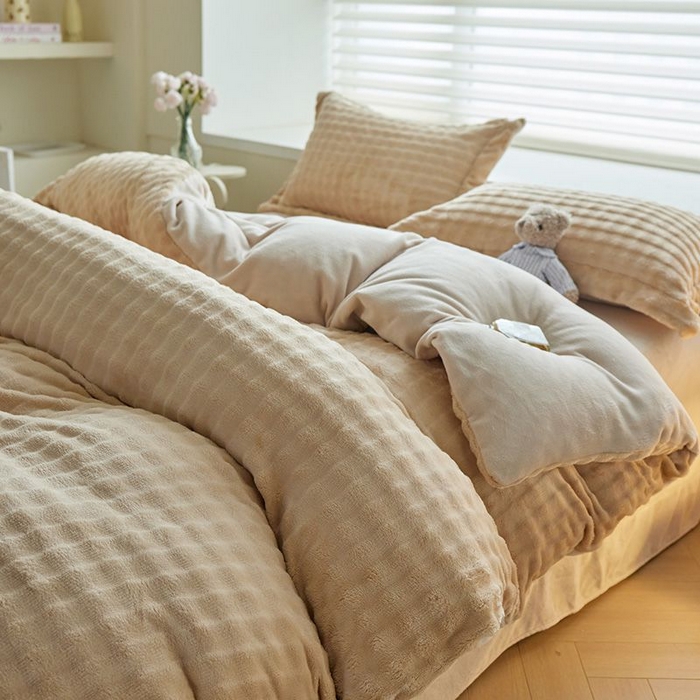 91家纺网 家纺一手货源 找家纺 卡斯诺家纺馆 2025新款A类高克重兔毛绒牛奶绒四件套（赠礼袋） 驼拼白