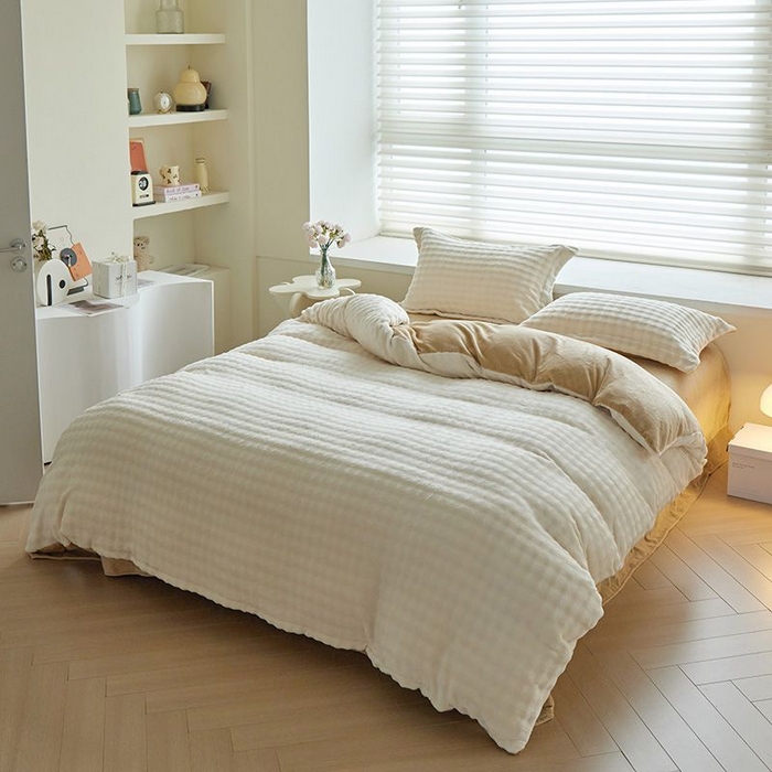 91家纺网 家纺一手货源 找家纺 卡斯诺家纺馆 2025新款A类高克重兔毛绒牛奶绒四件套（赠礼袋） 白拼驼