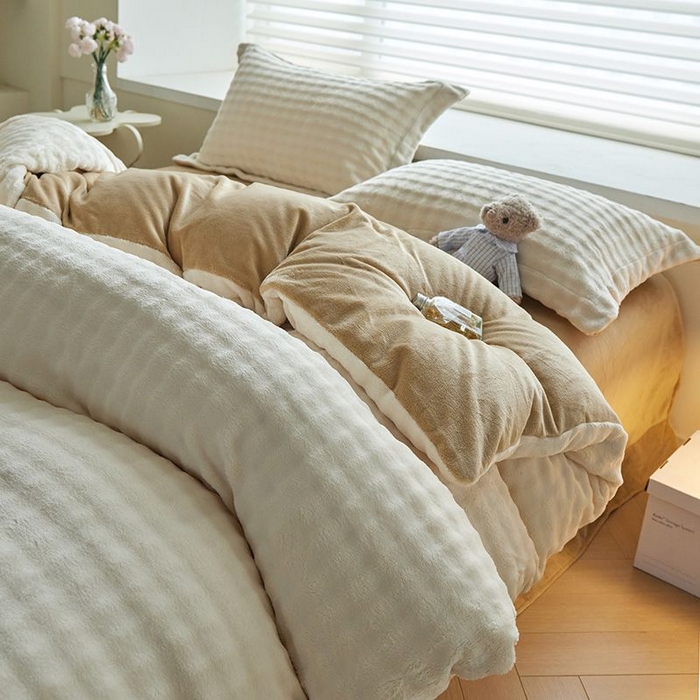 91家纺网 家纺一手货源 找家纺 卡斯诺家纺馆 2025新款A类高克重兔毛绒牛奶绒四件套（赠礼袋） 白拼驼